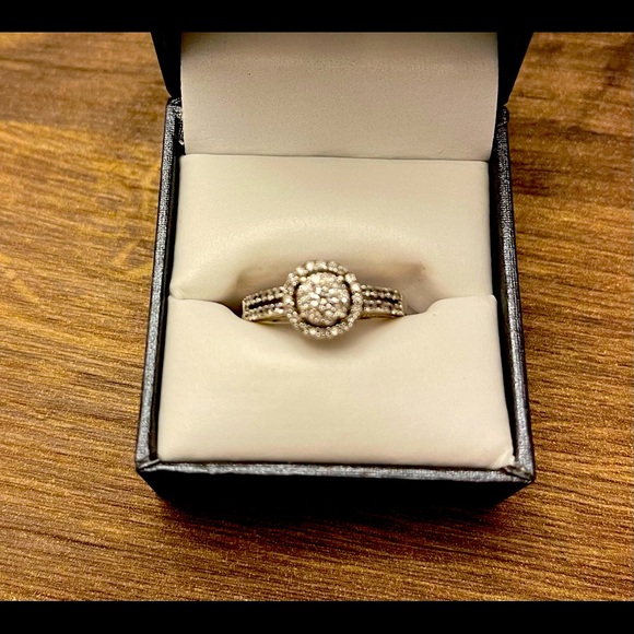 1/2 karat engagement ring - Picture 1 of 3